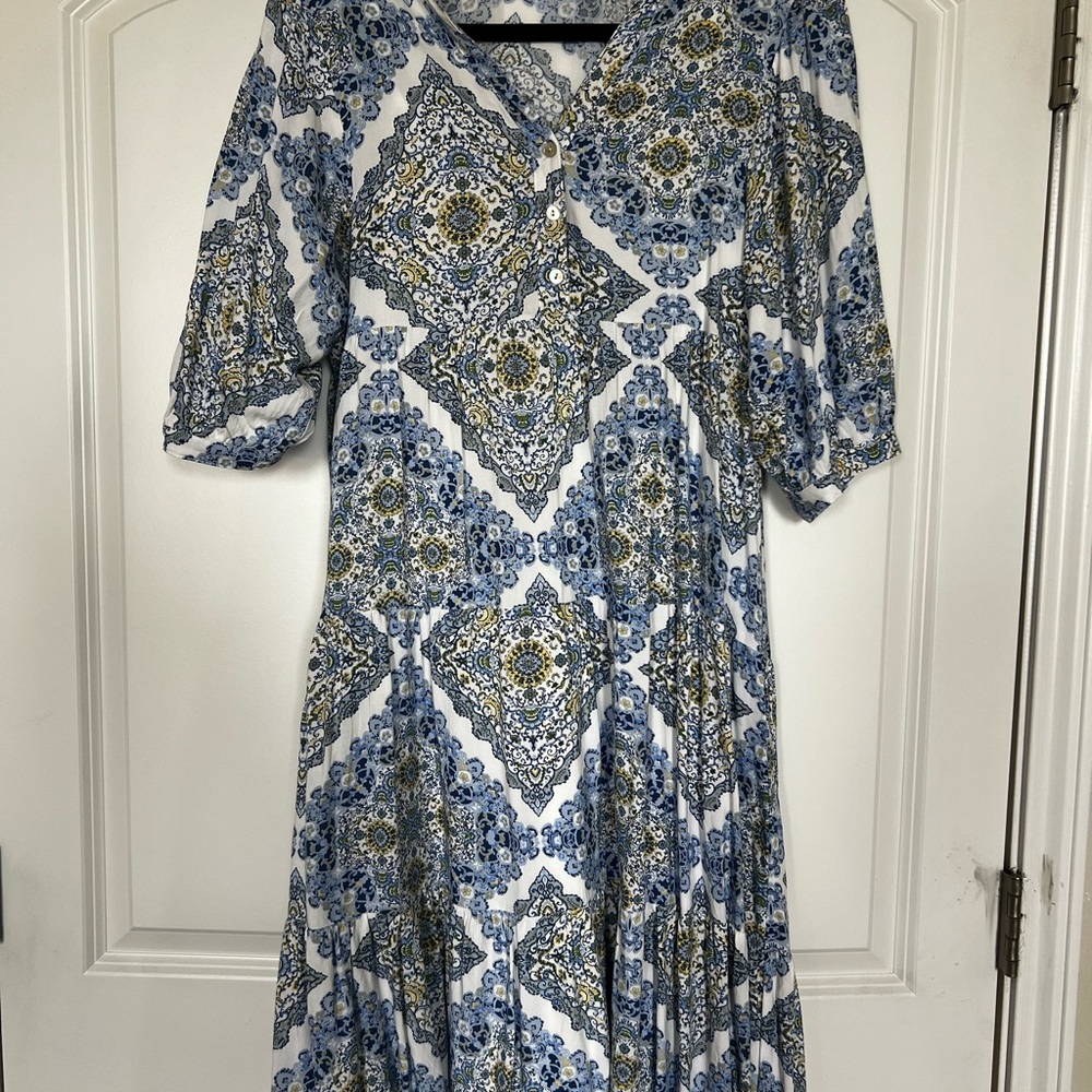 Elegant Blue and White Patterned Dress - Picture 2 of 4